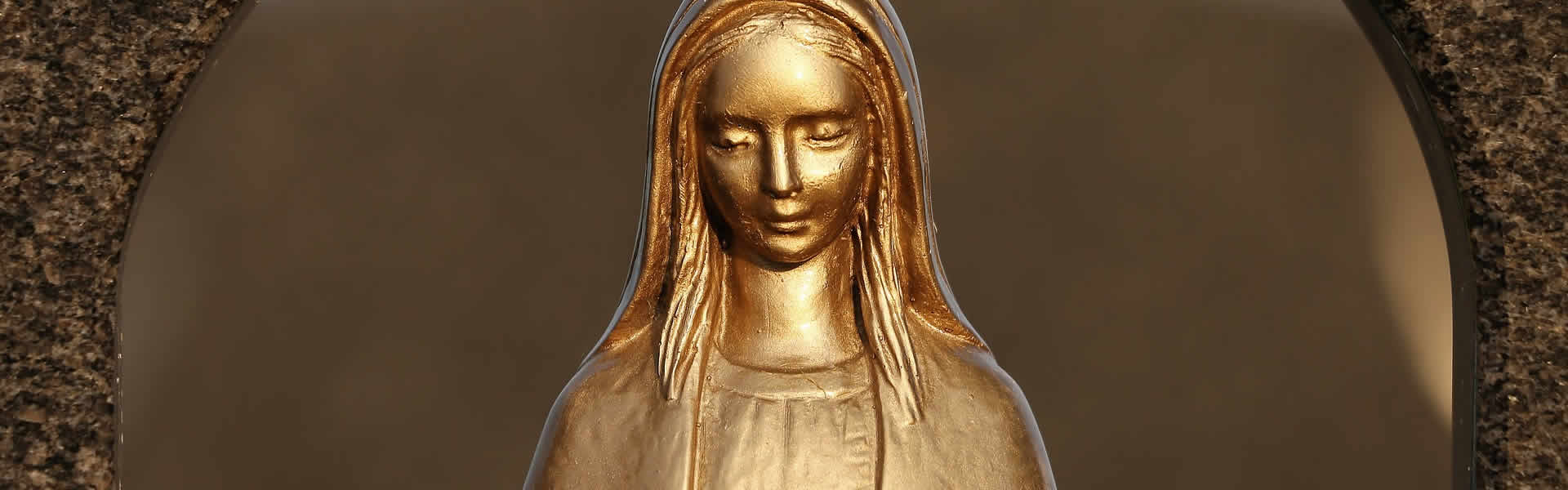 Statua di una figura sacra